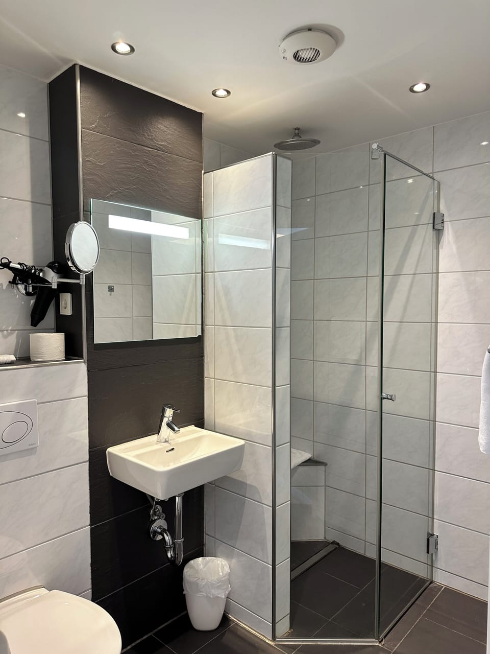 Shower, free toiletries, hair dryer, towels