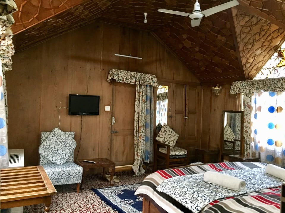 Deluxe Room, Multiple Beds, Non Smoking | 10 bedrooms, hypo-allergenic bedding available, down comforters