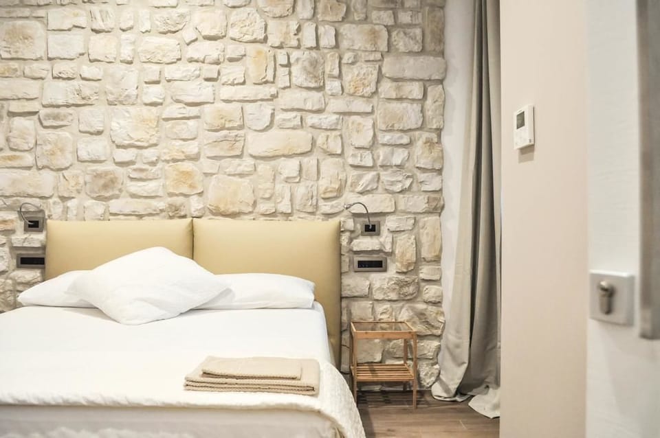 Standard Double Room, Garden View | Free minibar, desk, soundproofing, free WiFi
