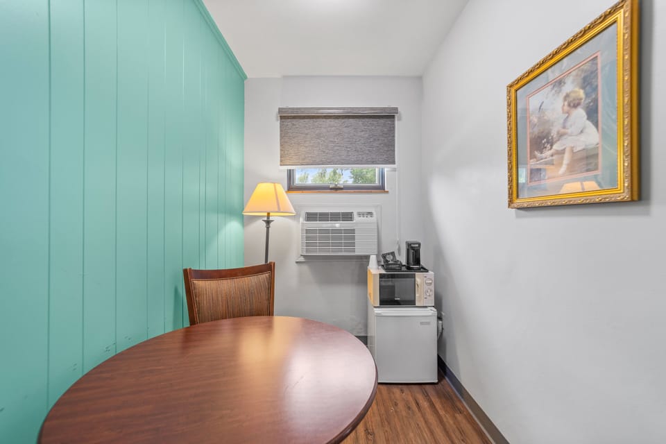 Standard Room, 2 Double Beds | In-room dining