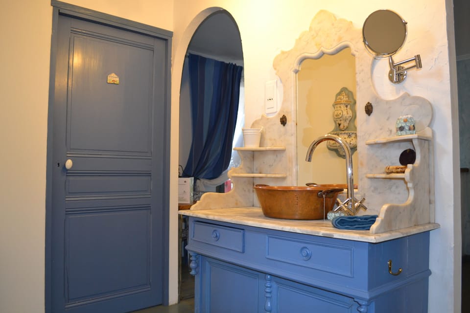 Double Room, Non Smoking (Bleue) | Bathroom sink