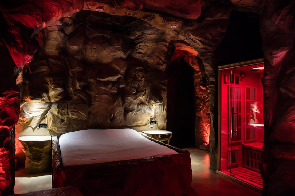 Romantic Suite, Jetted Tub | Minibar, individually furnished, blackout drapes, soundproofing