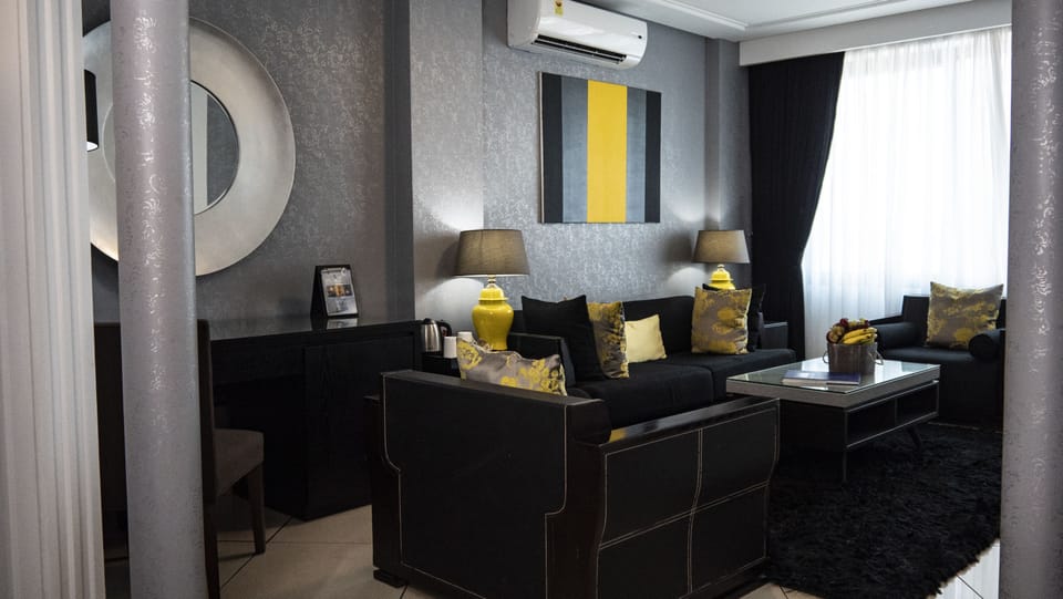 Suite | Living area | Flat-screen TV