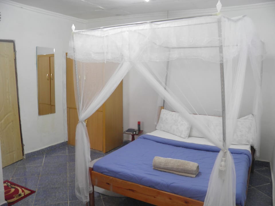 Twin Room, Non Smoking | Desk, blackout drapes, free WiFi, bed sheets