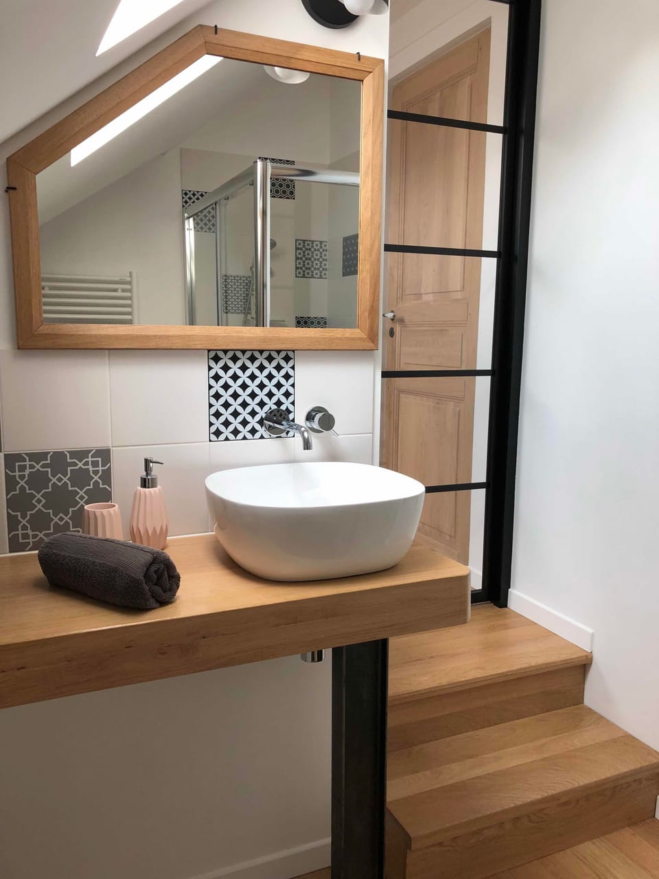 Comfort Double Room (L'Epinay) | Bathroom sink