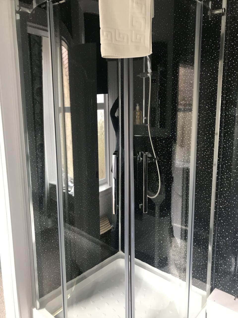 Turquoise Room | Bathroom | Free toiletries, hair dryer, towels