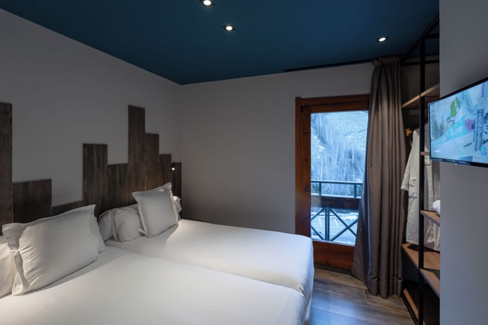 Premium bedding, down comforters, minibar, in-room safe