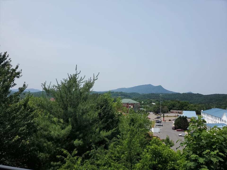 Newly Renovated Luxury Mountain View Condo on the Parkway! Apartment in Pigeon Forge