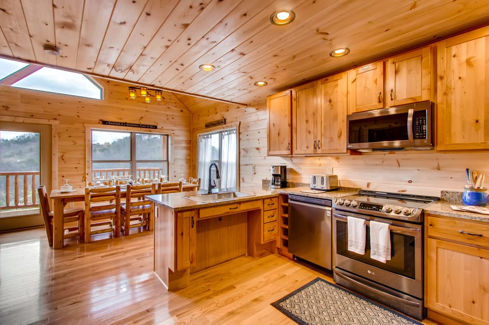 open kitchen to the dining room.