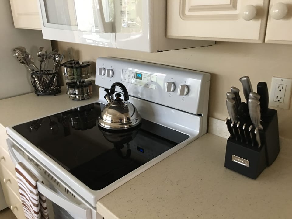 Decent kitchen equipment to cook up meals to enjoy.