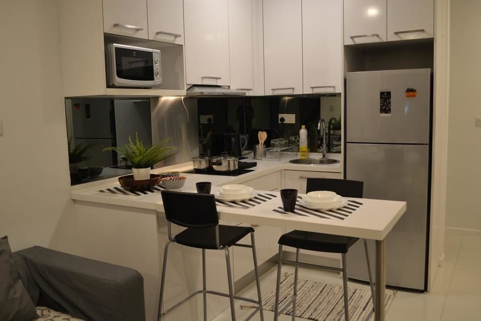 Studio Apartment | Private kitchenette | Full-size fridge, microwave, oven, stovetop