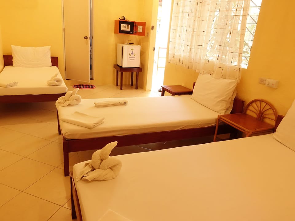 Triple Room | In-room safe, desk, bed sheets