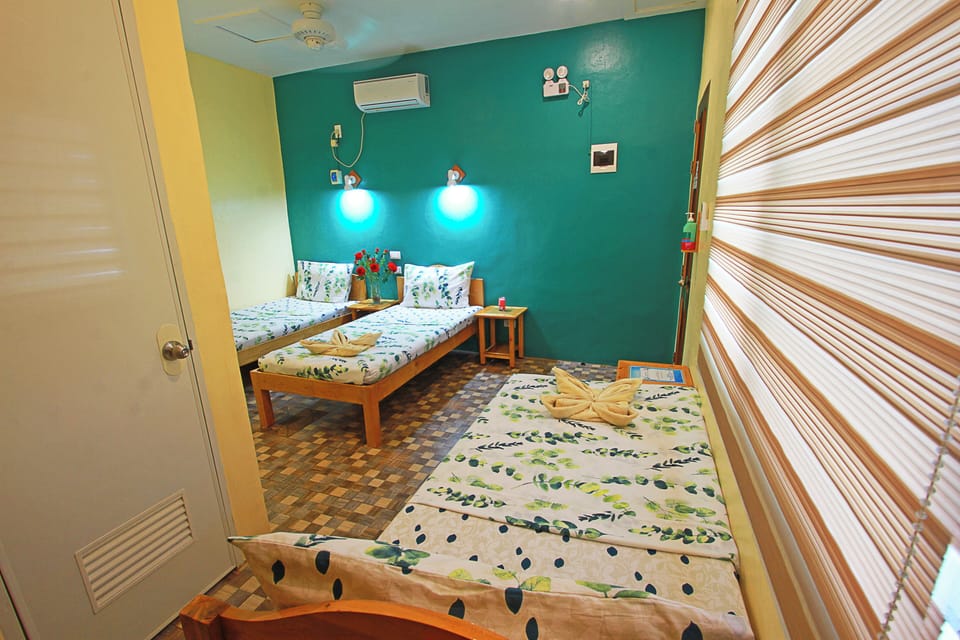 Triple Room | In-room safe, desk, bed sheets