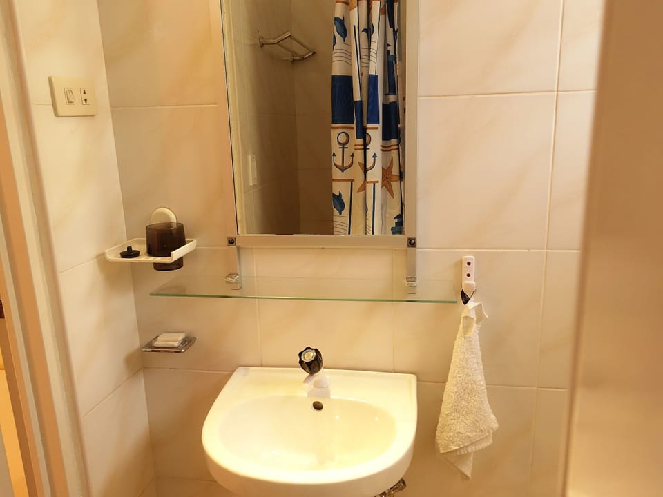 Triple Room | Bathroom | Shower, free toiletries, towels