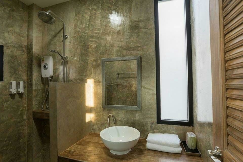 Standard Room | Bathroom | Shower, rainfall showerhead, free toiletries, hair dryer