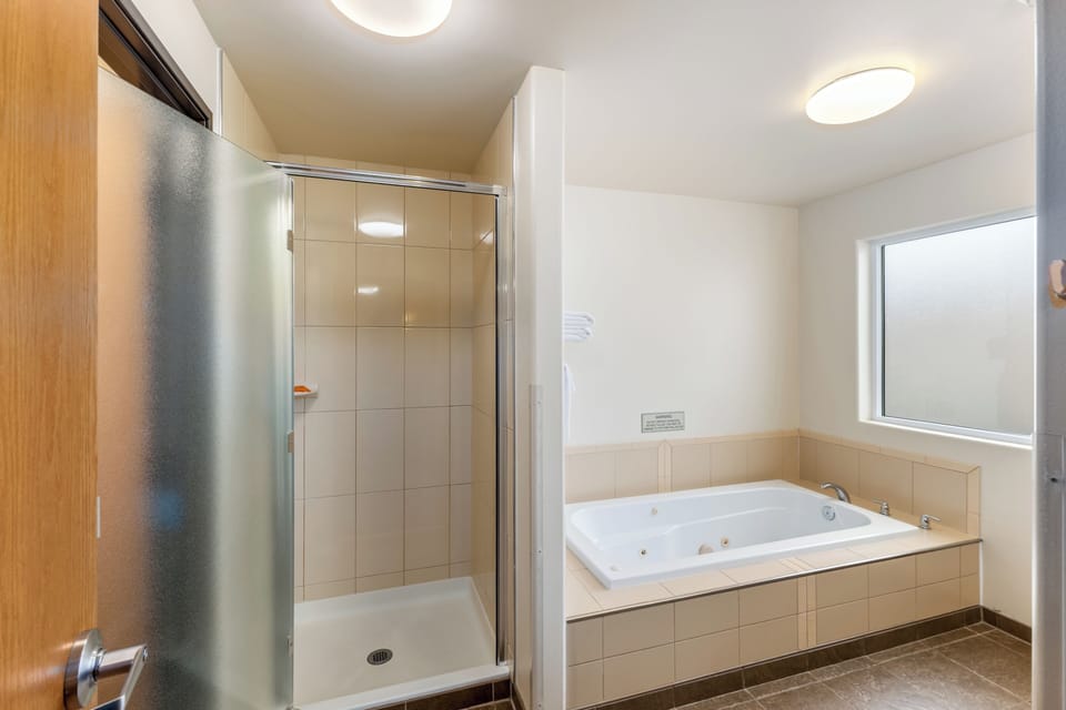 Deluxe Double Room, 2 Queen Beds, Non Smoking, Jetted Tub | Bathroom | Combined shower/tub, free toiletries, hair dryer, towels