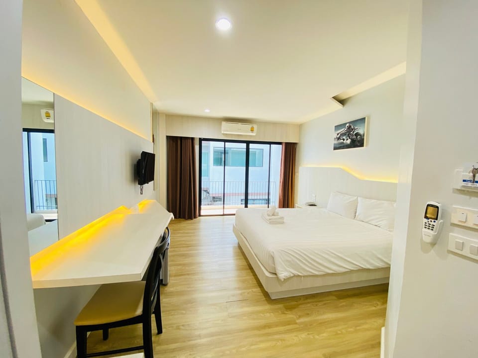 Standard Double Room with Pool View | Blackout drapes, WiFi (free), bed sheets