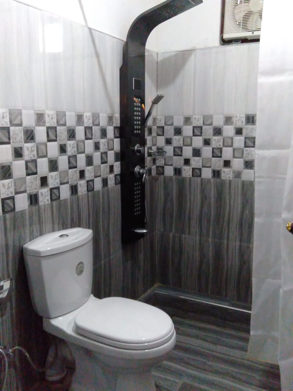 Standard Double Room | Bathroom shower