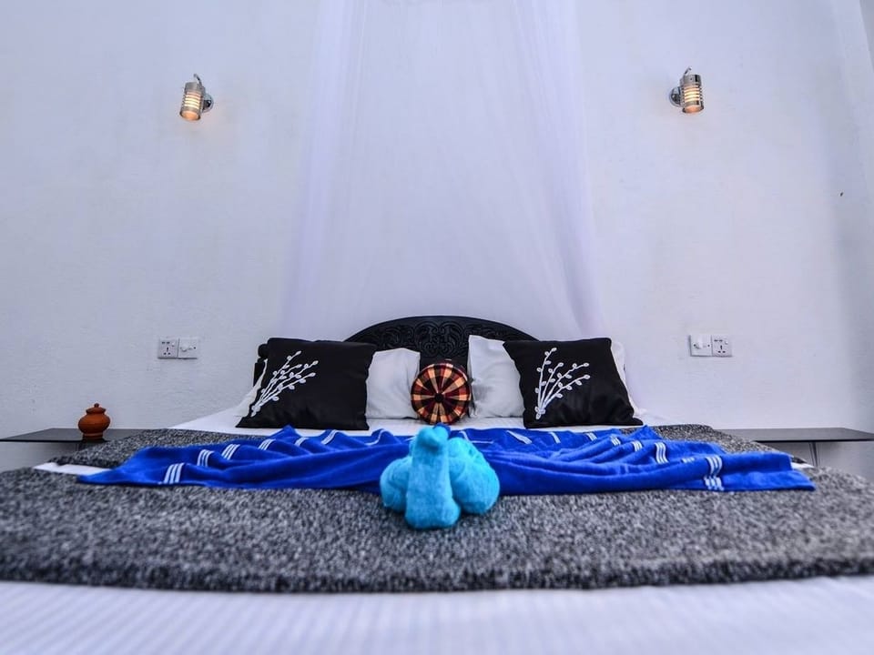 Standard Double Room | Minibar, in-room safe, desk, soundproofing