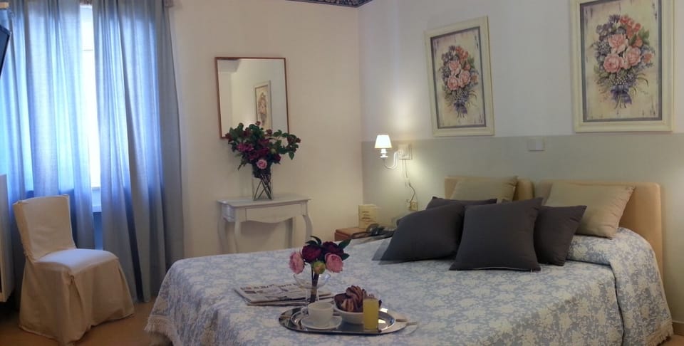 In-room safe, desk, iron/ironing board, bed sheets