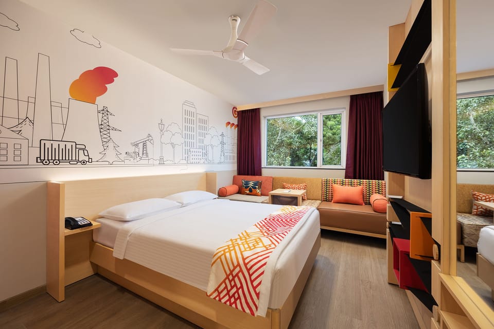 Luxe Queen Room | Minibar, in-room safe, soundproofing, WiFi (free)