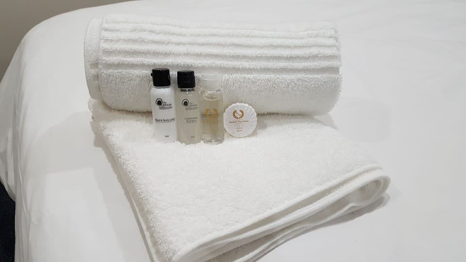 Deluxe Room (Queen) | Desk, blackout drapes, WiFi (free), bed sheets