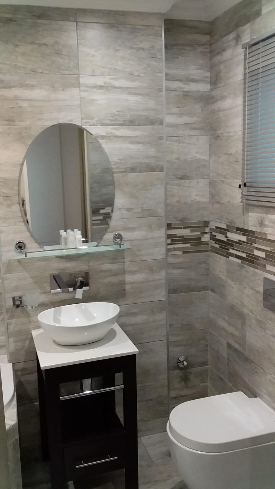 Combined shower/tub, deep soaking tub, hydromassage showerhead
