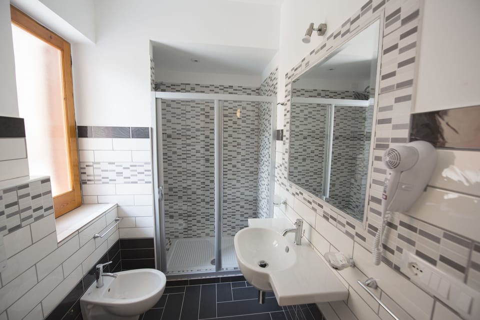 Double Room, Balcony, Garden View (7) | Bathroom | Shower, hair dryer, bidet, towels