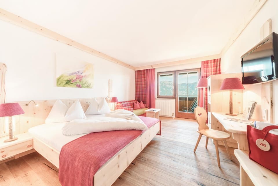 Standard Double Room | Hypo-allergenic bedding available, minibar, in-room safe, desk