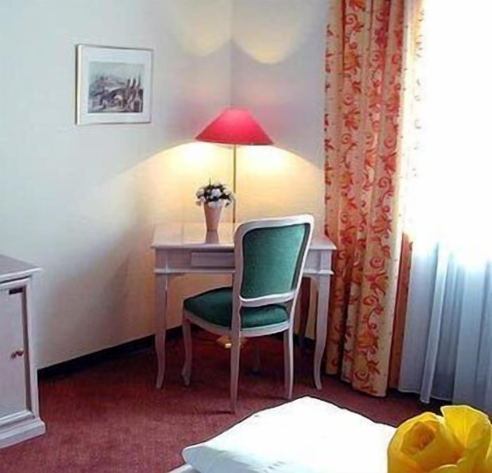 Single Room | Minibar, in-room safe, desk, free WiFi