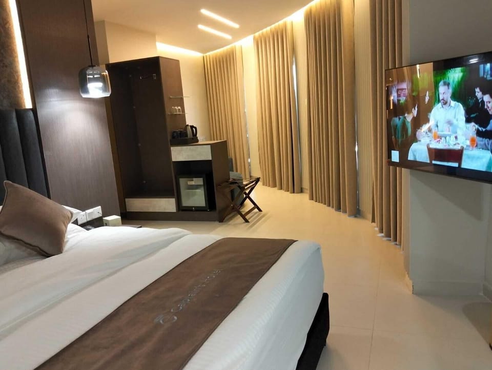 Junior Suite | Minibar, in-room safe, individually decorated, individually furnished