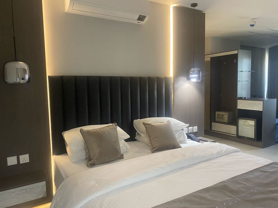 Junior Suite | Minibar, in-room safe, individually decorated, individually furnished
