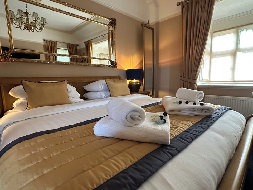 Exclusive Room, Non Smoking, Bathtub | Egyptian cotton sheets, individually furnished, blackout drapes