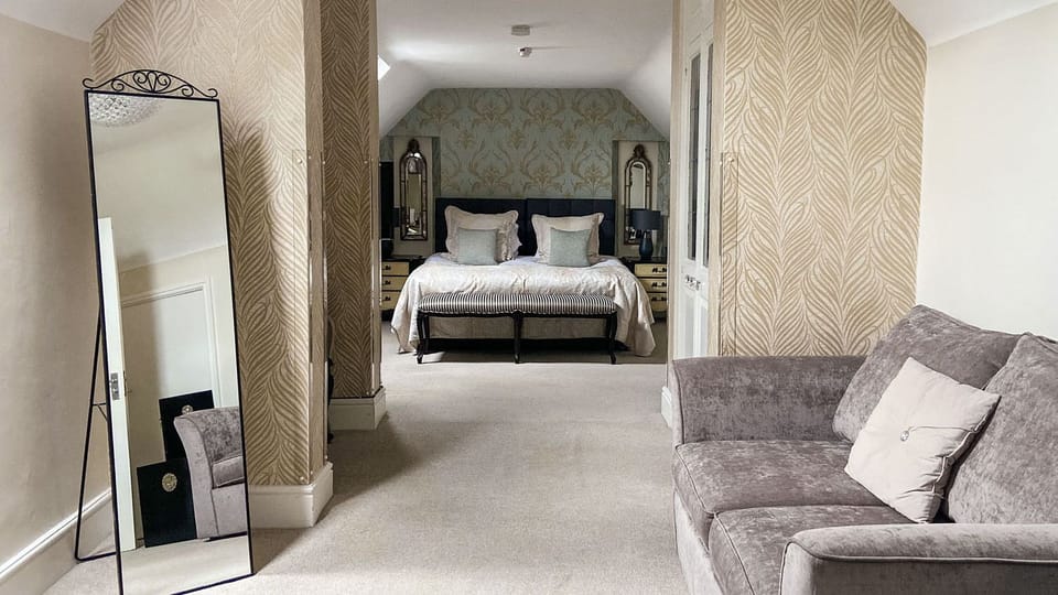 Family Room | Desk, iron/ironing board, free WiFi, bed sheets