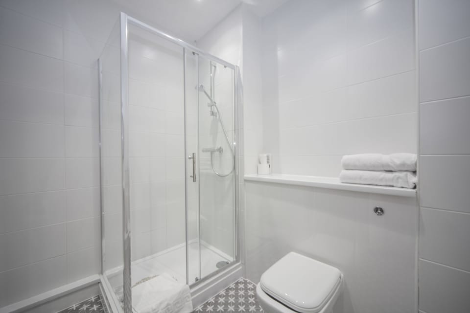 Combined shower/tub, free toiletries, hair dryer, towels