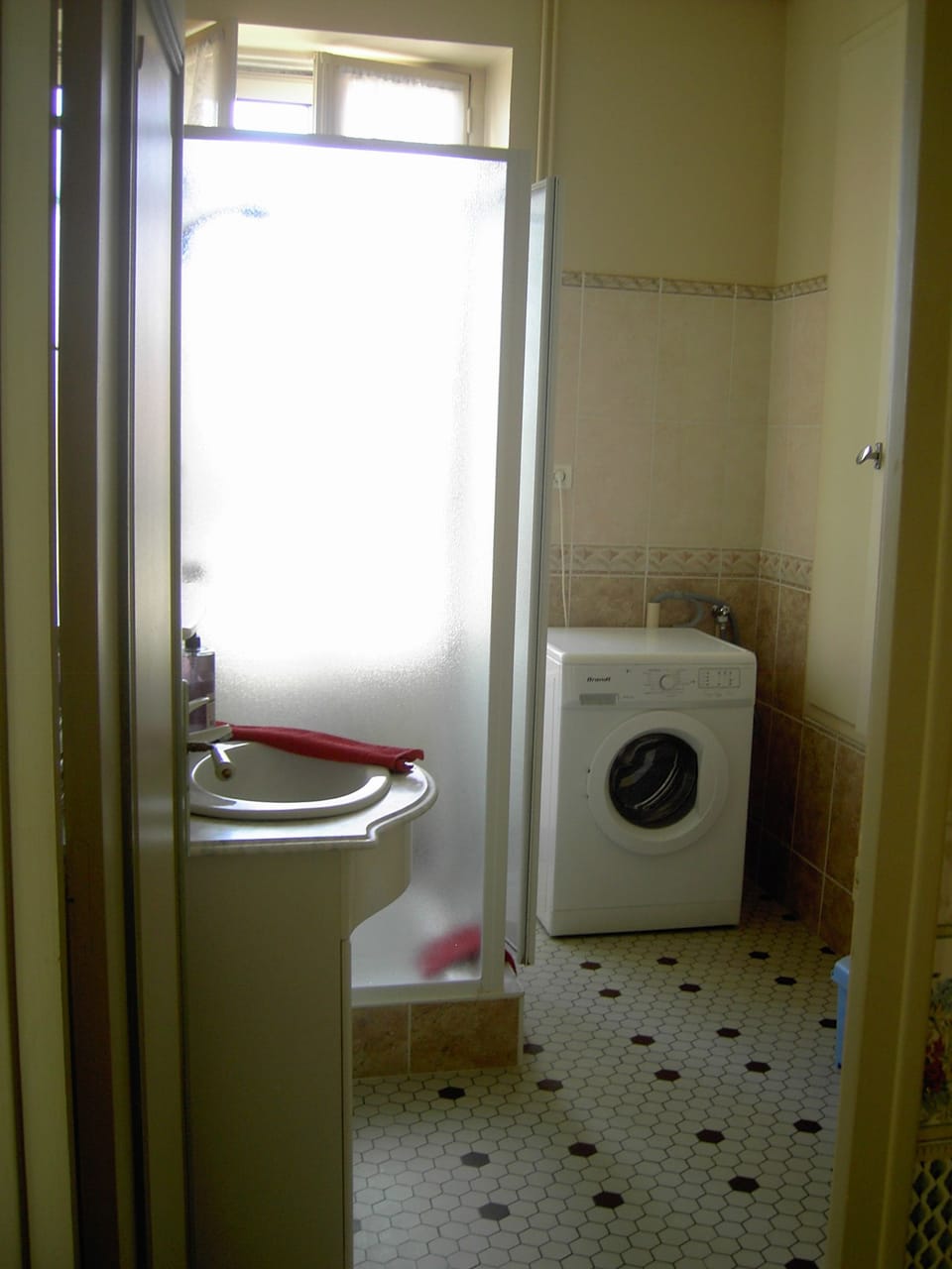 Double Room, 1 Double Bed | Bathroom | Shower, free toiletries, hair dryer, towels