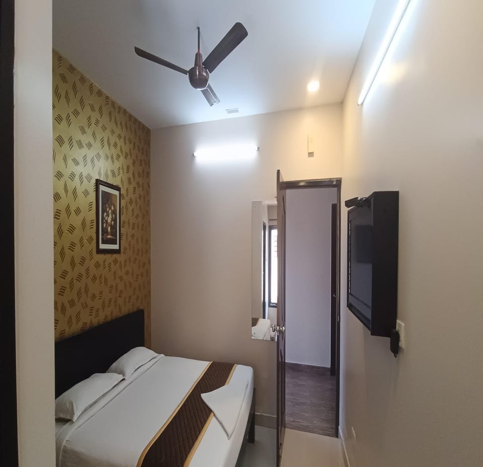 Premium Room | Hypo-allergenic bedding, desk, free WiFi, bed sheets