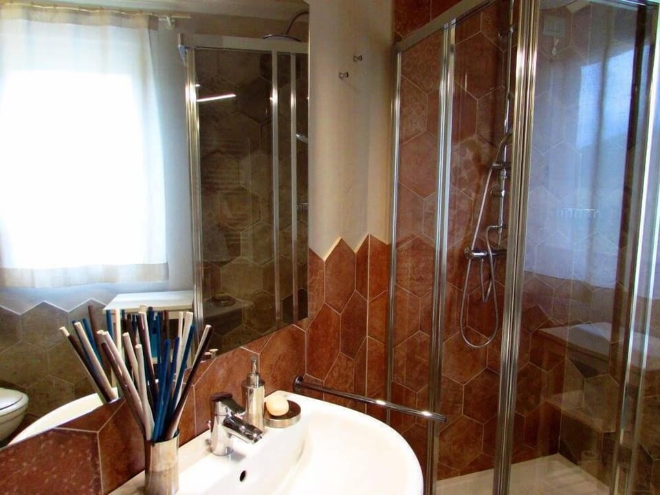 Shower, rainfall showerhead, free toiletries, hair dryer