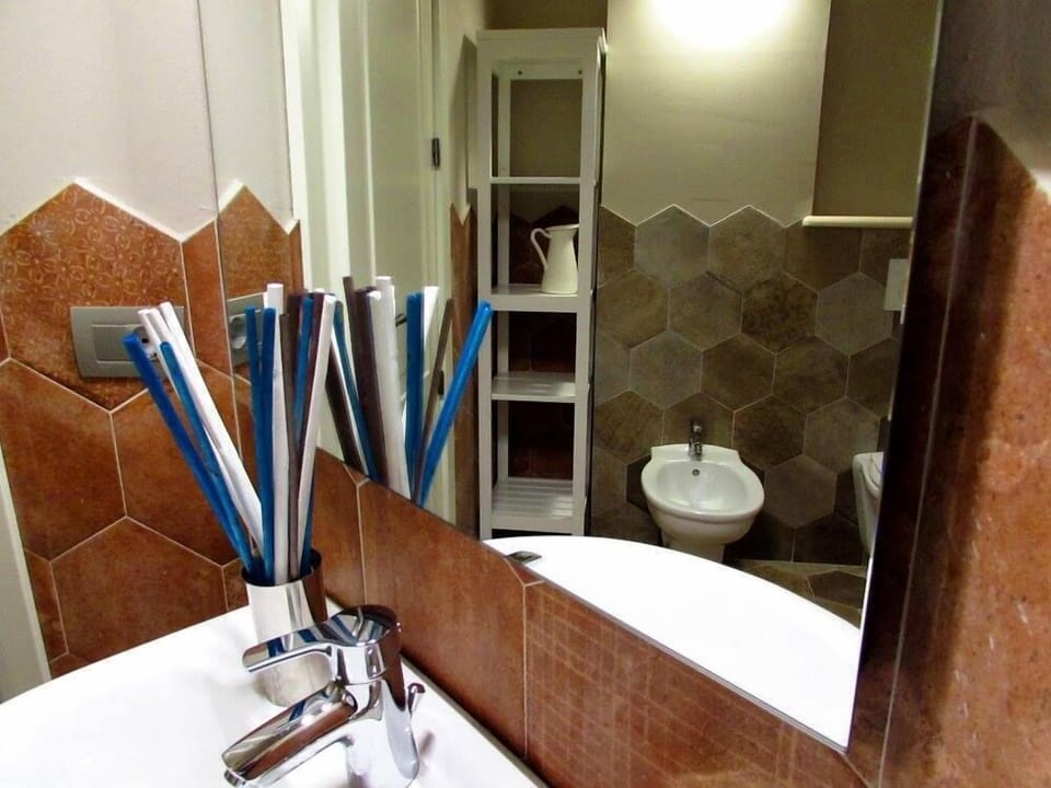 Standard Room | Bathroom | Shower, rainfall showerhead, free toiletries, hair dryer