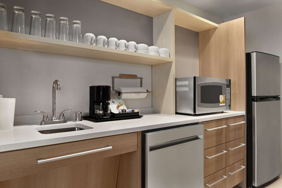 Full-size fridge, microwave, dishwasher, coffee/tea maker