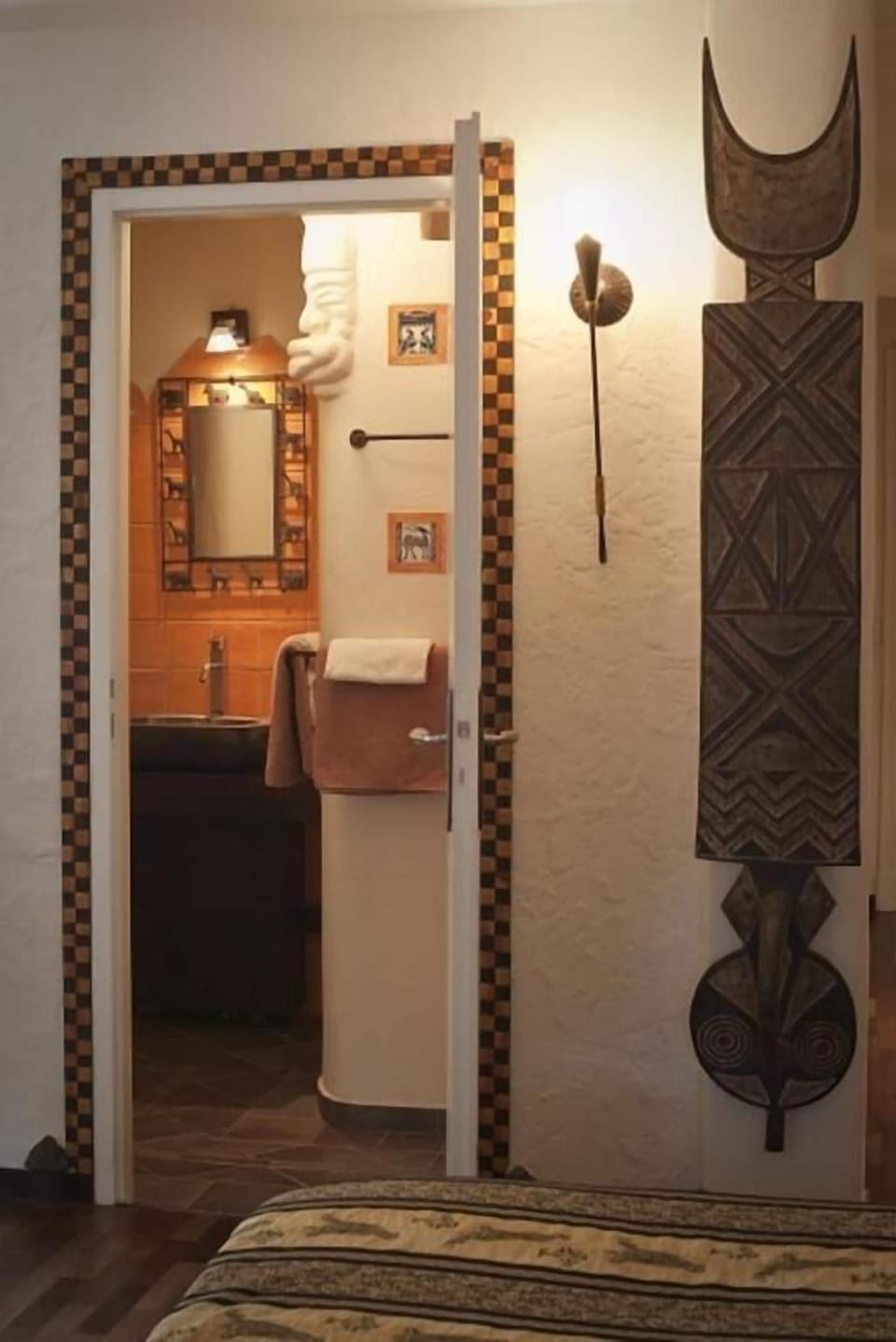 AFRIQUE | Bathroom | Shower, free toiletries, hair dryer (on request), towels