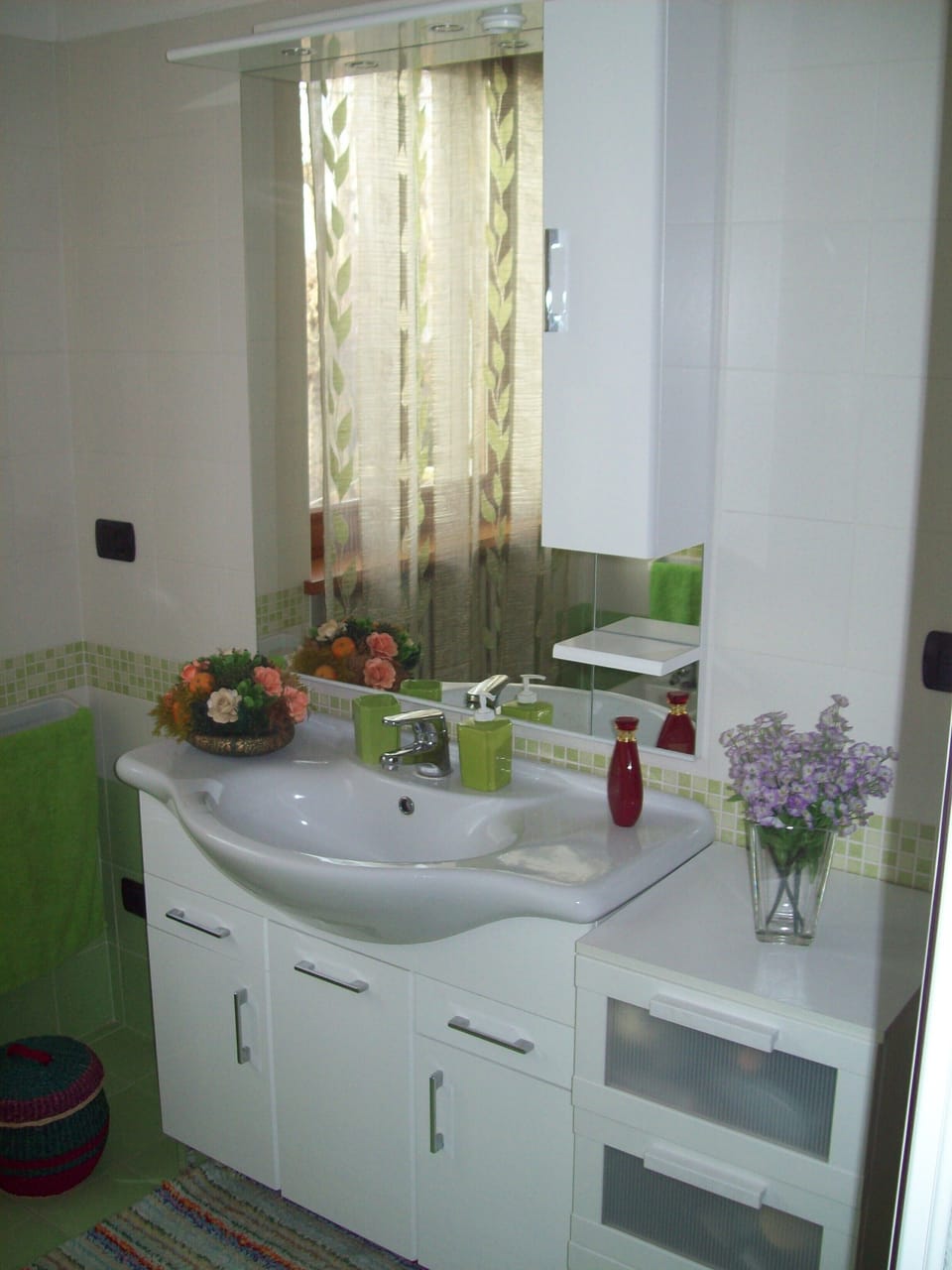 Deluxe Quadruple Room | Bathroom | Shower, rainfall showerhead, free toiletries, hair dryer