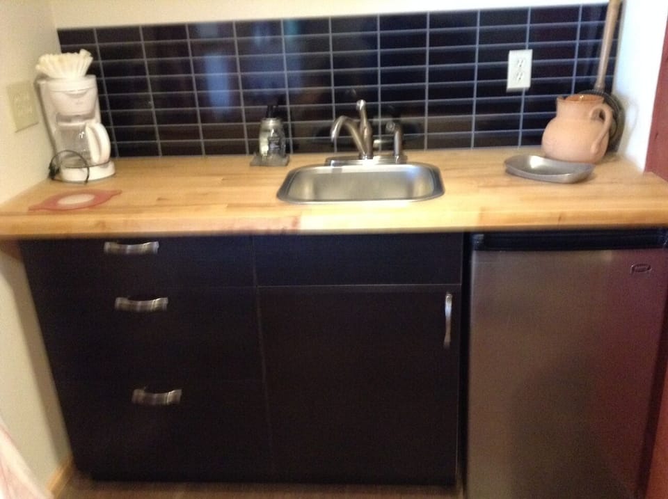 kitchenette w/mini fridge