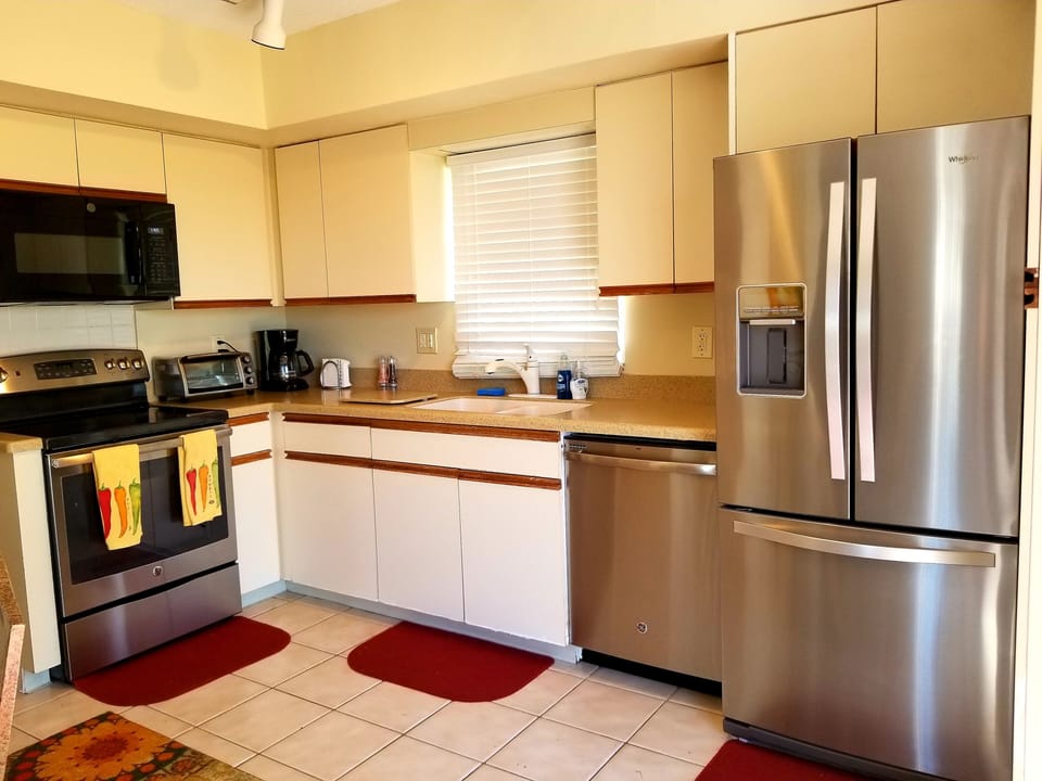 Full kitchen with all brand new appliances 