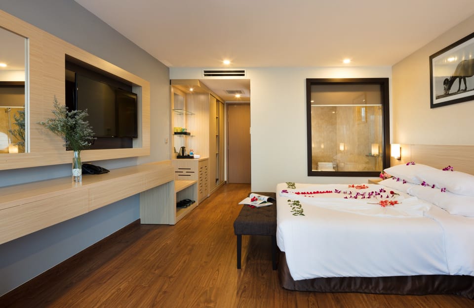 Family Room | Minibar, in-room safe, desk, iron/ironing board