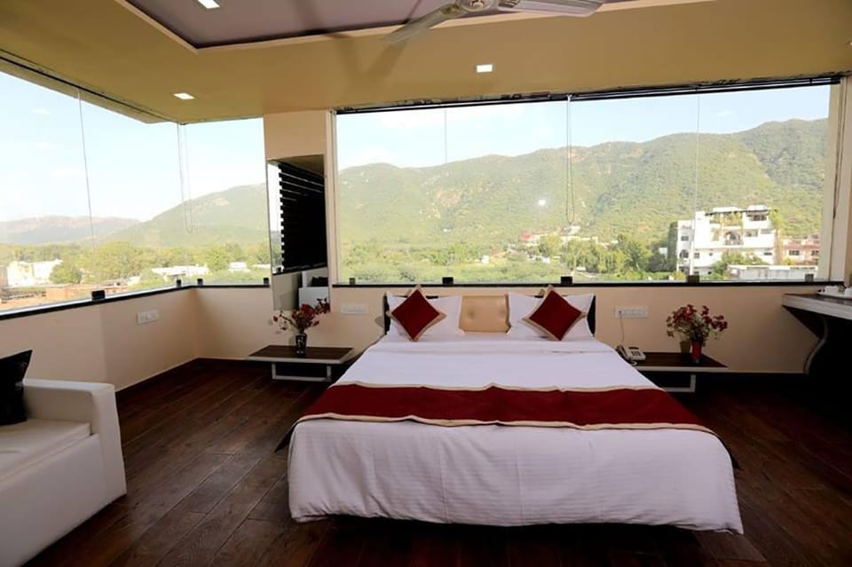 Suite | 1 bedroom, premium bedding, Select Comfort beds, desk