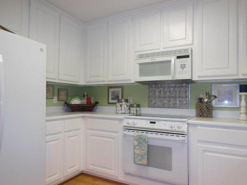 Bright kitchen will everything you need!
