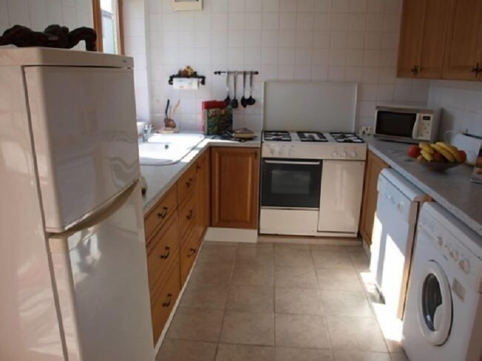House (Grange) | Private kitchen | Fridge, microwave, oven, stovetop