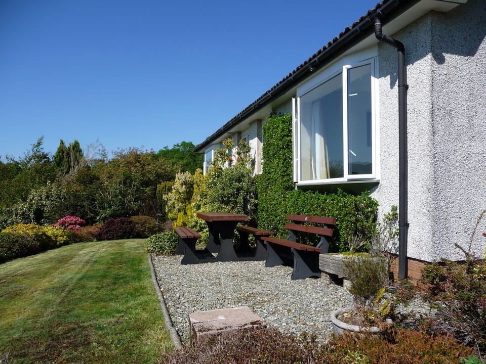 front of cottage with loch views