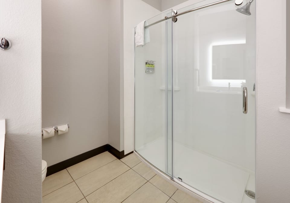 Standard Room, 1 King Bed | In-room safe, desk, iron/ironing board, WiFi (free)